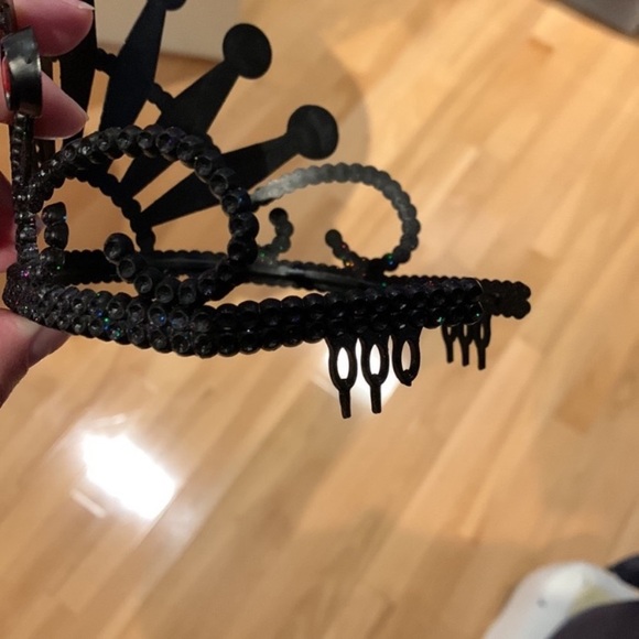 VEUC Girl’s Spirit Halloween Vampiress Costume - size Youth L with crown & mask - Picture 16 of 17